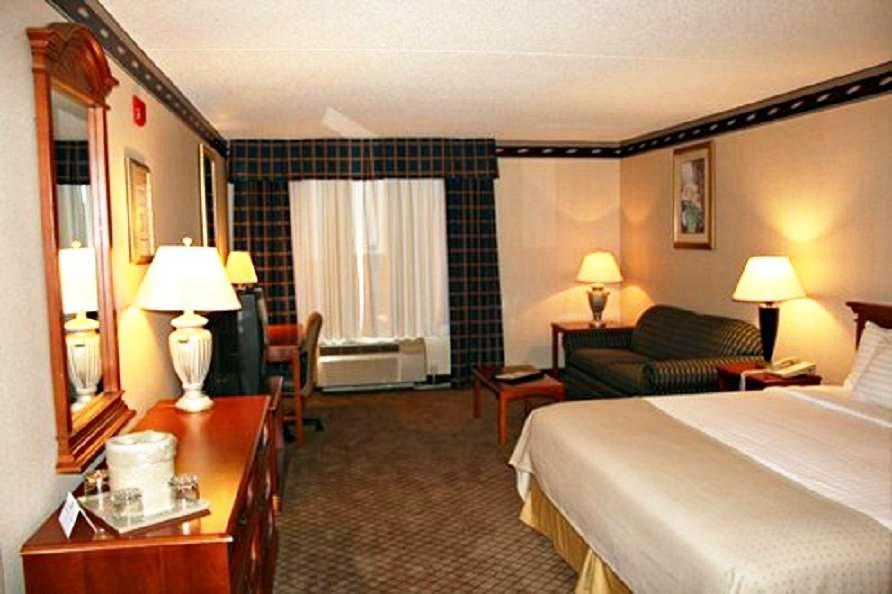 The Plaza Hotel & Suites Уинона Ресторант снимка