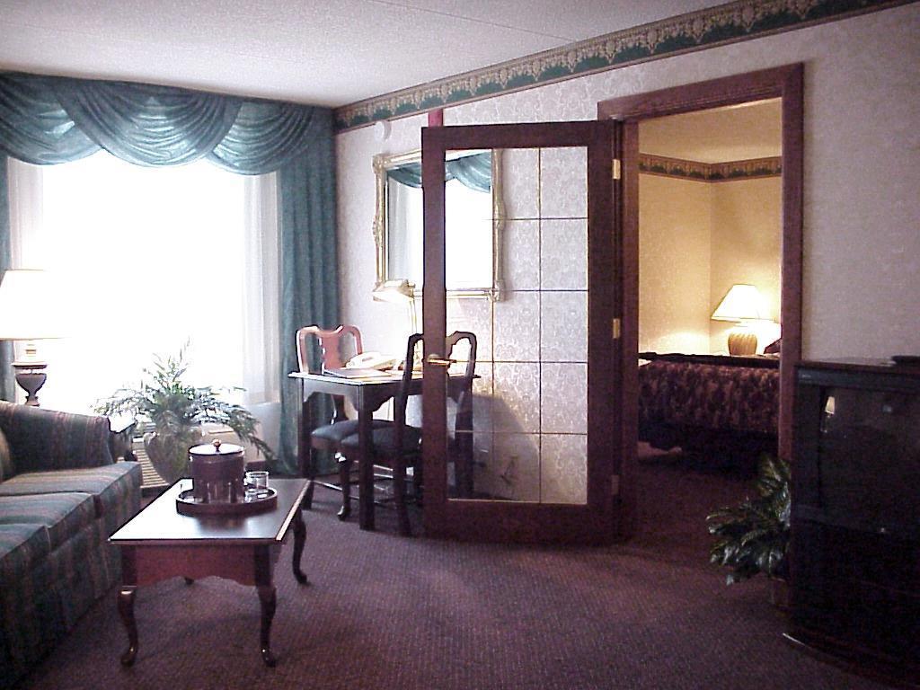 The Plaza Hotel & Suites Уинона Стая снимка