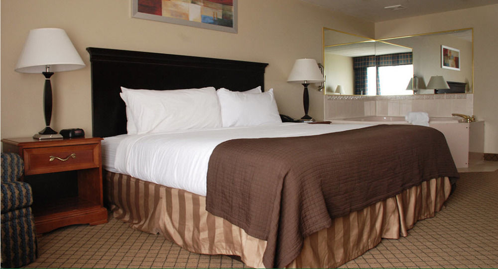 The Plaza Hotel & Suites Уинона Екстериор снимка