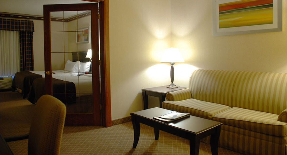 The Plaza Hotel & Suites Уинона Екстериор снимка