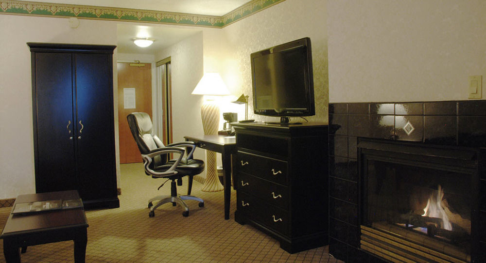 The Plaza Hotel & Suites Уинона Екстериор снимка