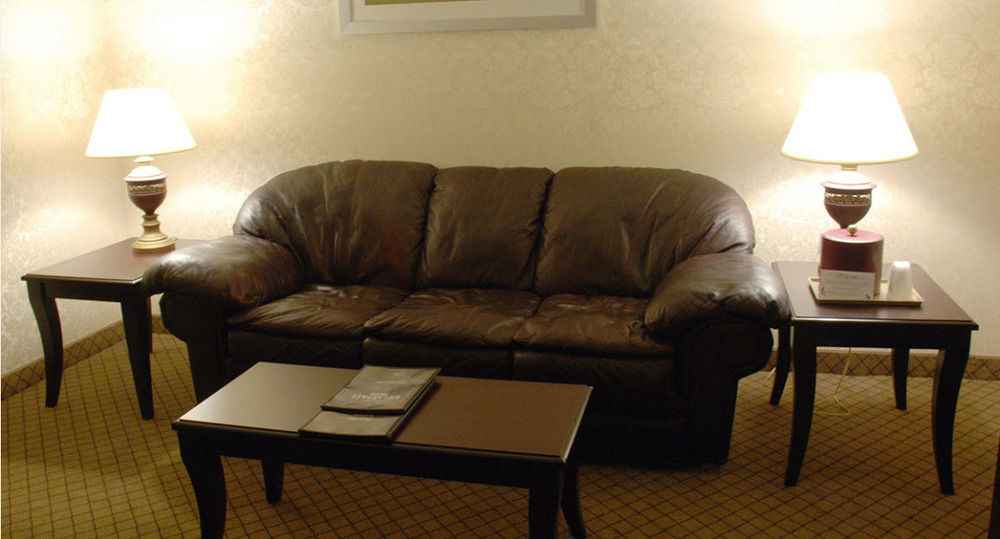 The Plaza Hotel & Suites Уинона Екстериор снимка