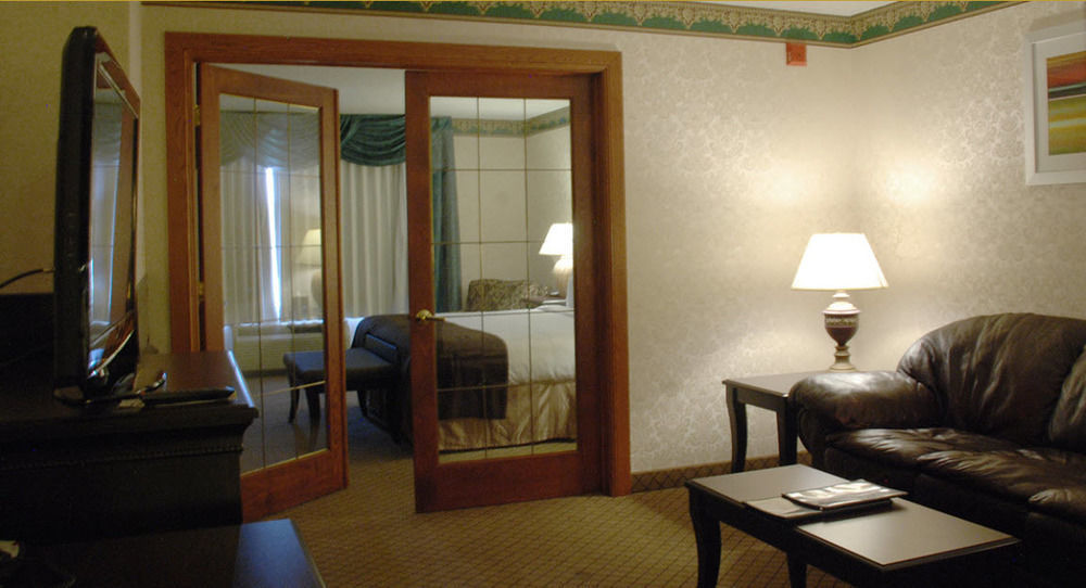 The Plaza Hotel & Suites Уинона Екстериор снимка