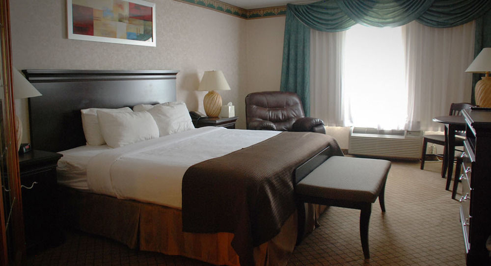 The Plaza Hotel & Suites Уинона Екстериор снимка