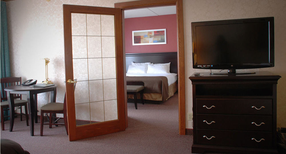 The Plaza Hotel & Suites Уинона Екстериор снимка